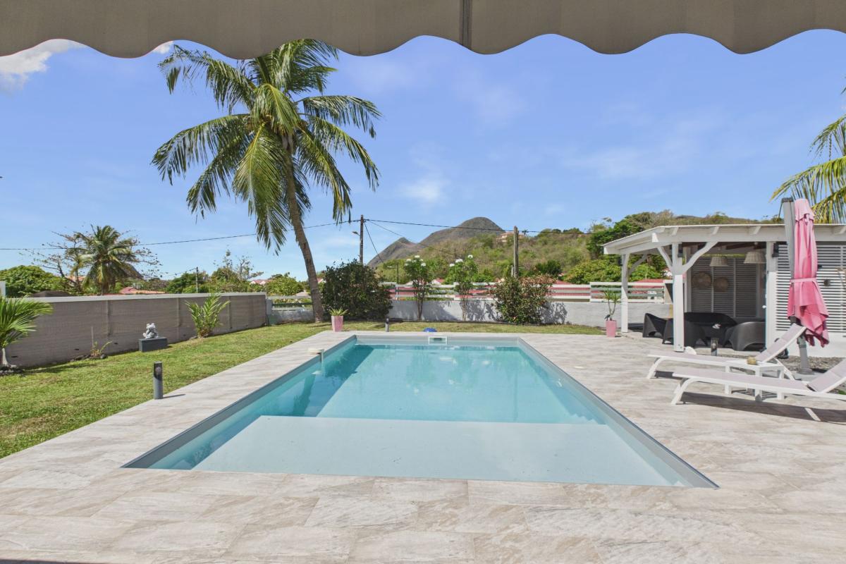 Location villa  au diamant piscine 8 personnes  - vue piscine transat carbet